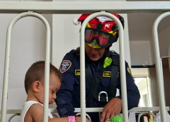 Bomberos Oficiales de Manizales protagonizaron una inesperada visita navideña al Hospital Infantil Rafael Henao Toro