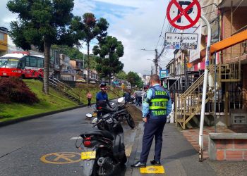 El mal parqueo afecta la movilidad: así se está interviniendo en Manizales