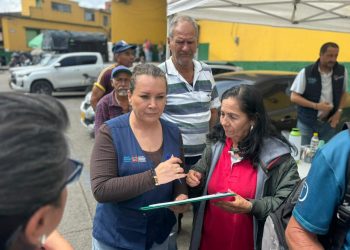 Feria de servicios acerca oferta institucional a vendedores de la Plaza de Mercado