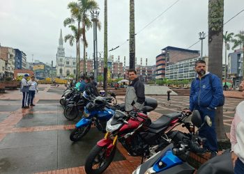 ¿Cómo obtener el permiso para transitar en motocicleta durante la noche? Conozca cómo funciona en Manizales