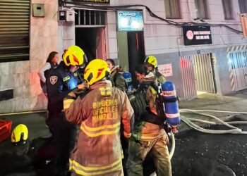 Rápida acción de Bomberos Oficiales y UGR evita tragedia tras incendio en el Centro de Manizales