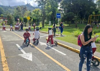 La educación vial empieza desde niños: estudiantes de Manizales aprenden a moverse seguros