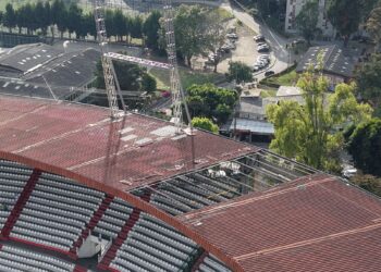 Por la tribuna Norte comienza el cambio de cubierta del Estadio Palogrande
