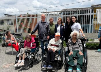 Hogares de bienestar reciben sillas de ruedas para facilitar  movilidad y traslado de personas mayores