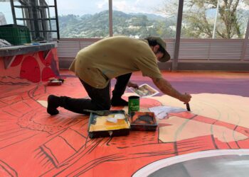Un mural que celebra la identidad de Manizales toma forma en la Casa de la Cultura Palogrande