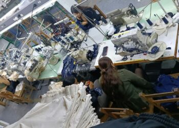 Mujeres que transforman: capacitación en textiles abre caminos hacia el empleo y el emprendimiento en Manizales