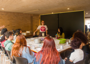Crear, compartir y conectar: estímulos culturales que transforman la soledad en oportunidades para encontrarse