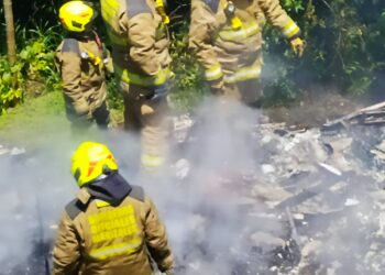 Bomberos Oficiales atendieron incendio en vivienda; presunta quema indebida de cobre