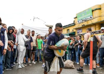 Viernes de Plaza enfrentó la fuerza de coteros y deportistas en la Galería de Manizales