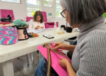 El tejido con técnica wayú une generaciones e impulsa  encuentro en la Casa para la Dignidad de las Mujeres