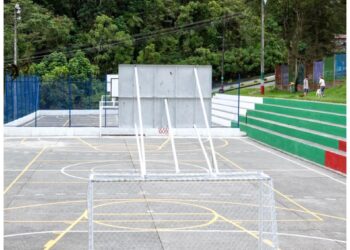 Alto Caribe mejora su espacio deportivo con una cancha mejorada