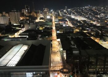 Más iluminación, seguridad y sostenibilidad a los barrios de Manizales; INVAMA instala nuevos equipos lumínicos LED