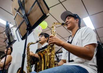 Estudiantes del Programa Municipal de Bandas de Manizales reciben becas para fortalecer su formación musical con la Fundación Batuta Caldas